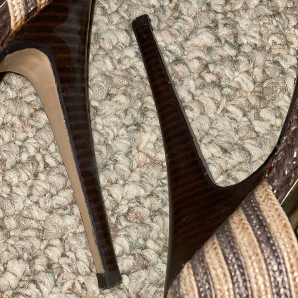 Platform heel with unique design pattern. - Picture 4 of 6